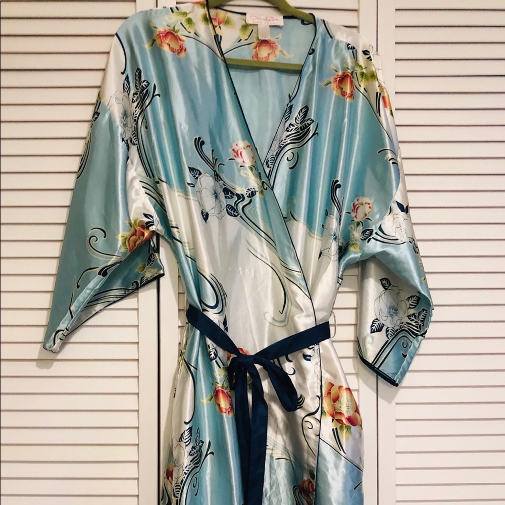 Oscar de La Renta rope in beautiful blue color.